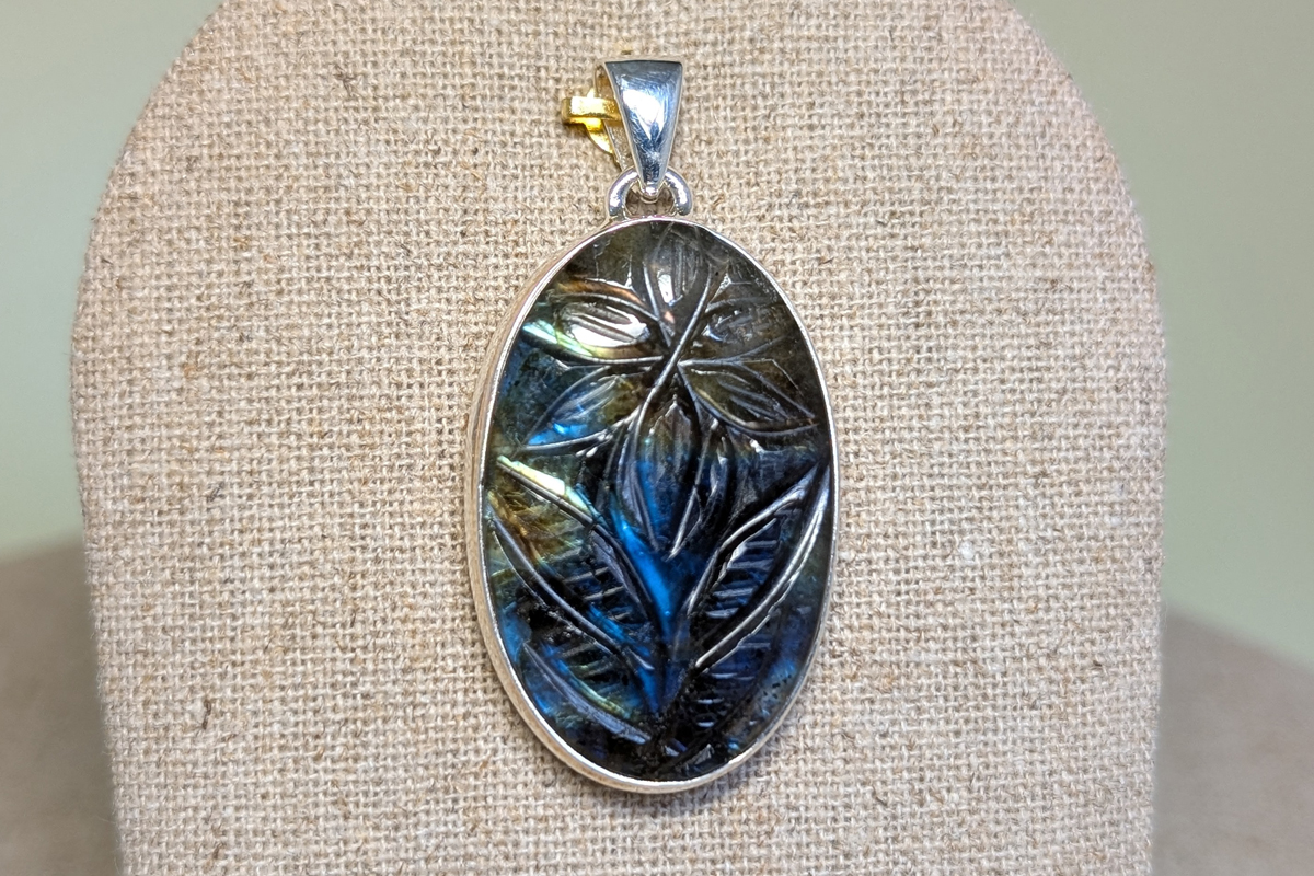 Pendentif en Labradorite sculptée